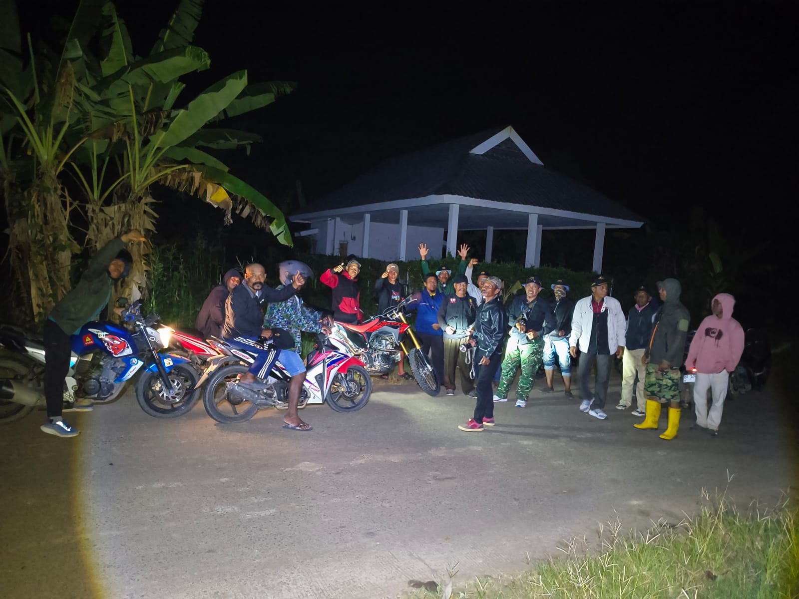 Keterangan foto: Tim FKPM Adat Budaya bersama warga saat mengamankan kerbau yang sebelumnya dilaporkan hilang di wilayah Takalar.