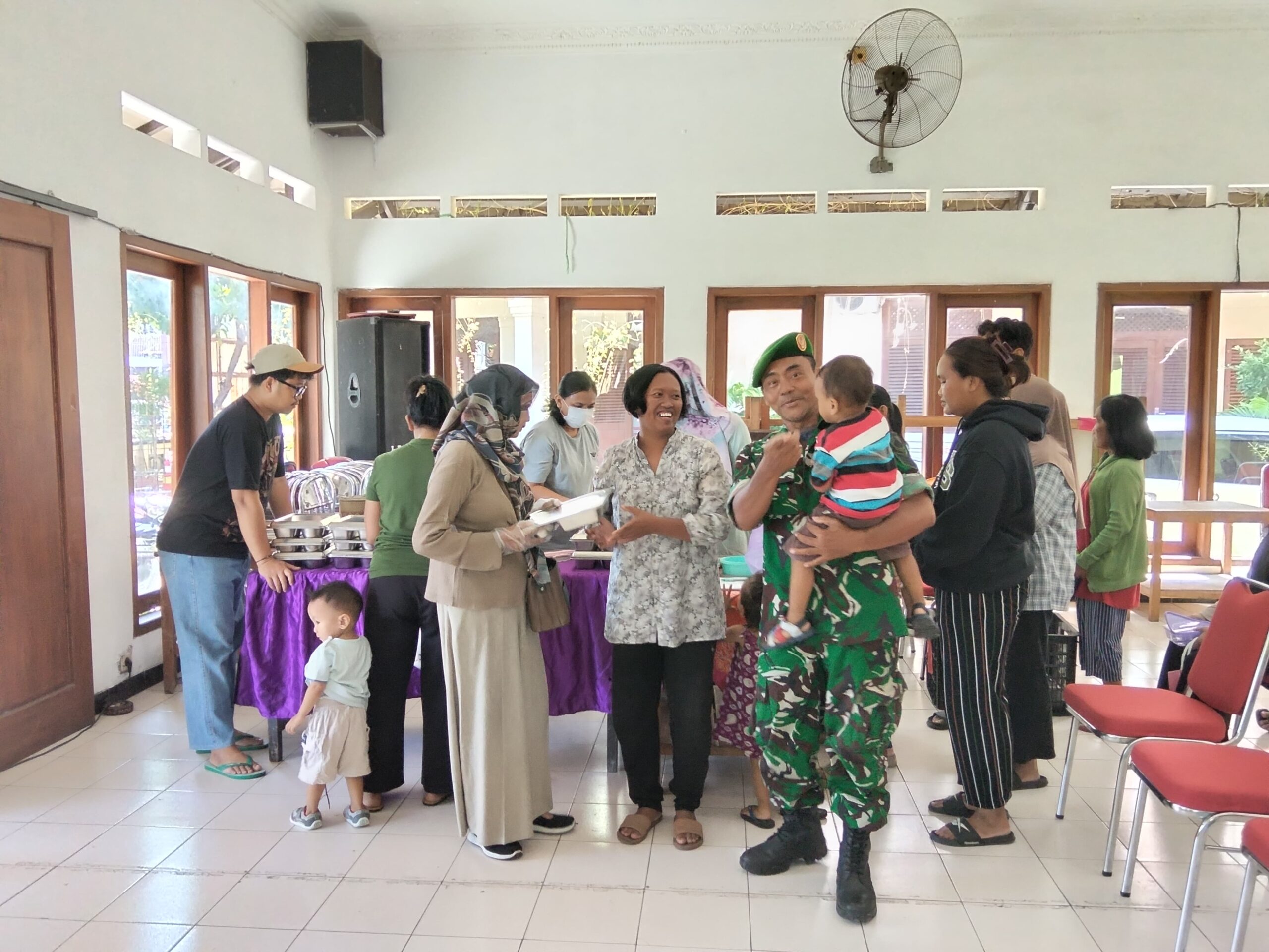 Babinsa Serengan mendampingi kegiatan Posyandu di Kelurahan Serengan, Surakarta, sebagai upaya memperkuat layanan kesehatan ibu dan anak.
