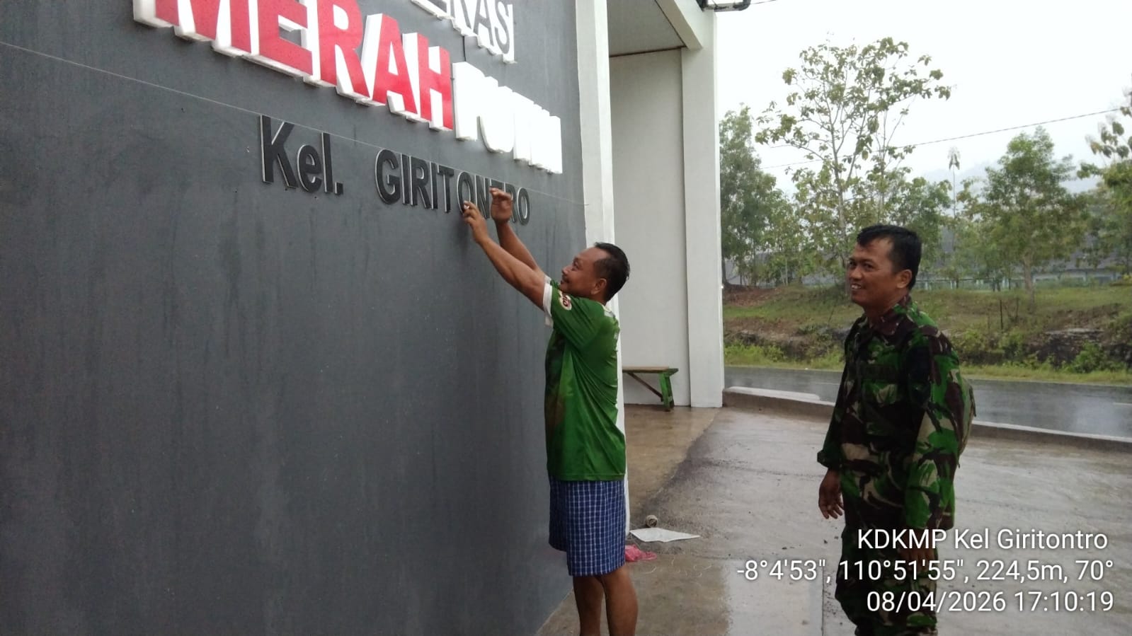 Sertu Muhsinin memantau progres akhir pembangunan KDKMP Giritontro yang segera rampung dan siap dimanfaatkan warga.