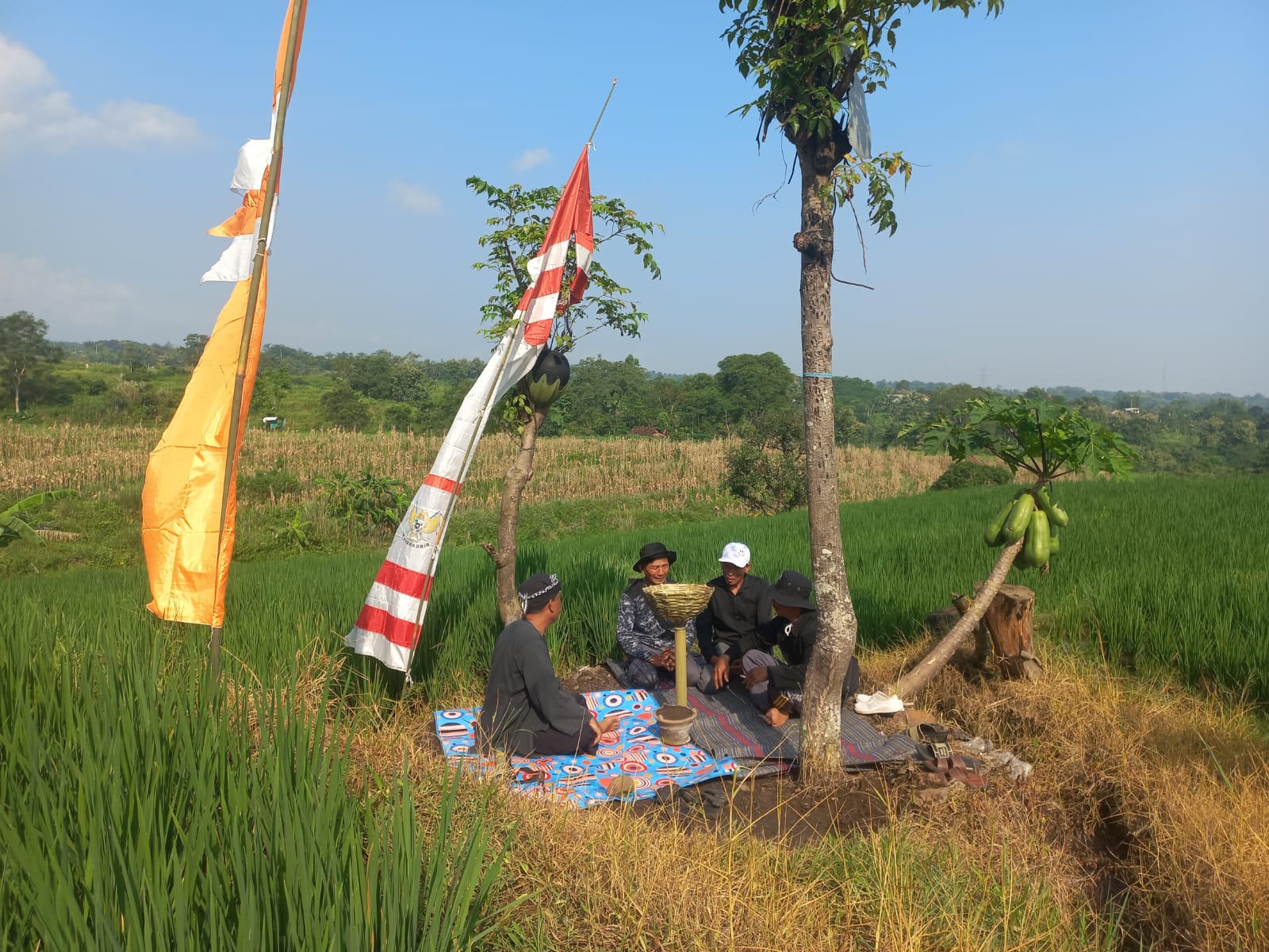 Warga Seloliman menggelar Upacara Keleman di area persawahan sebagai doa bersama untuk keberkahan dan panen melimpah.