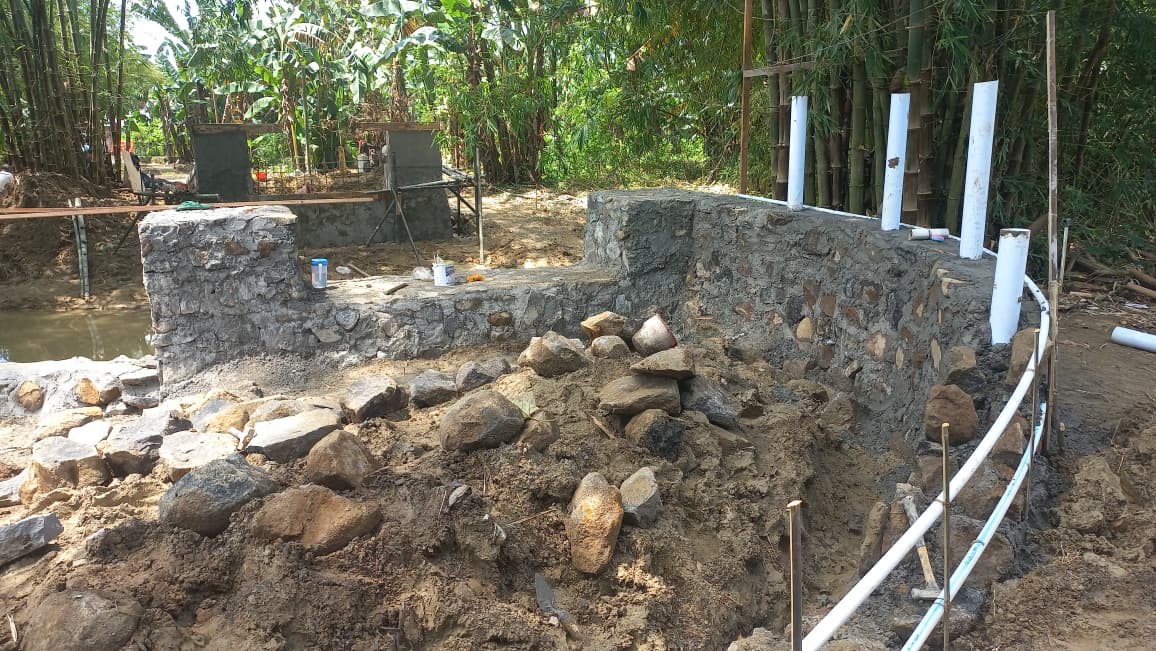 Pekerja mempercepat pembangunan pondasi Jembatan Garuda di Sambeng, Boyolali.