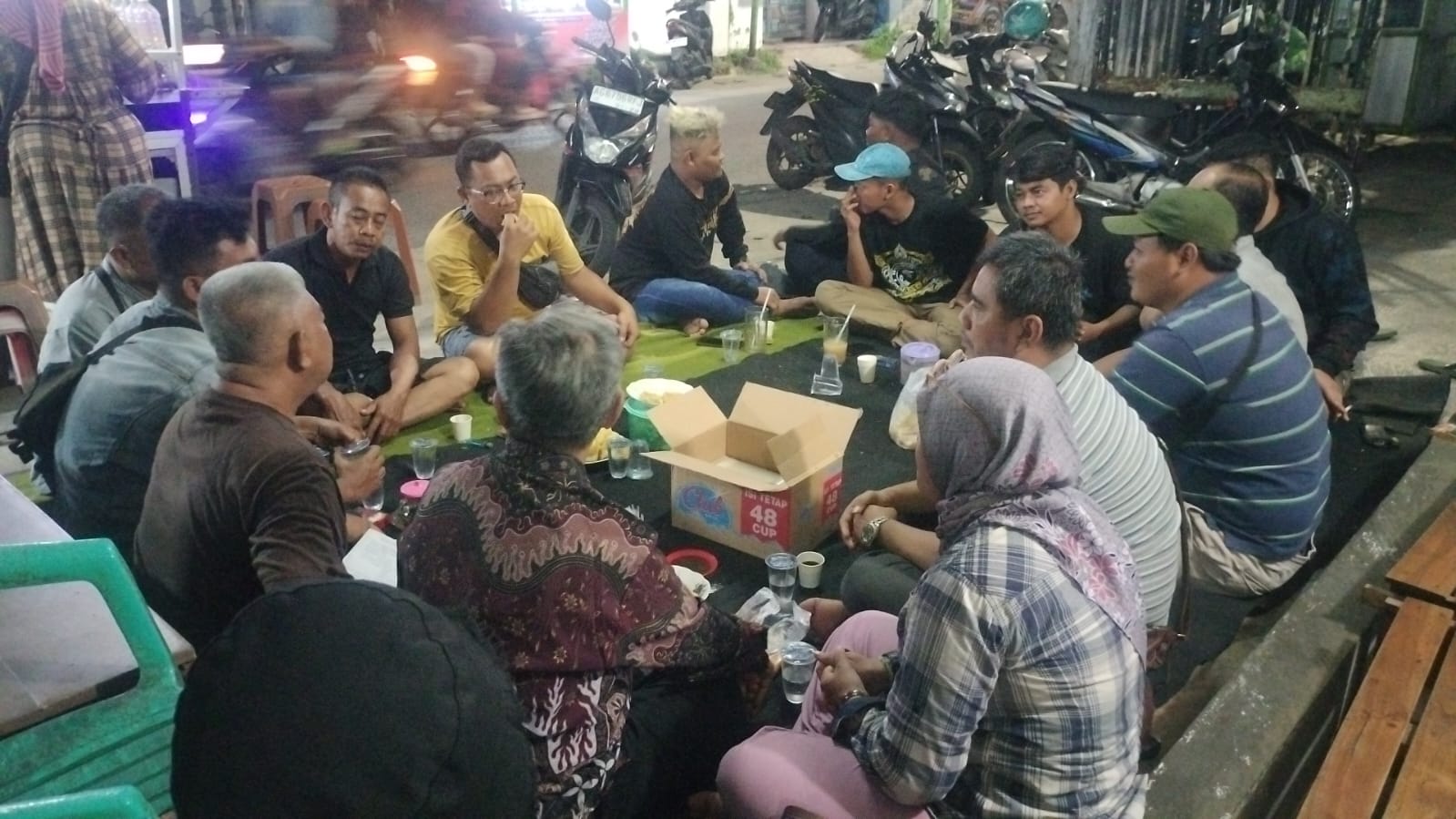 Anggota BOREG SURAN menggelar silaturahmi dan pentas Reog dalam rangka halal bihalal di Surabaya.