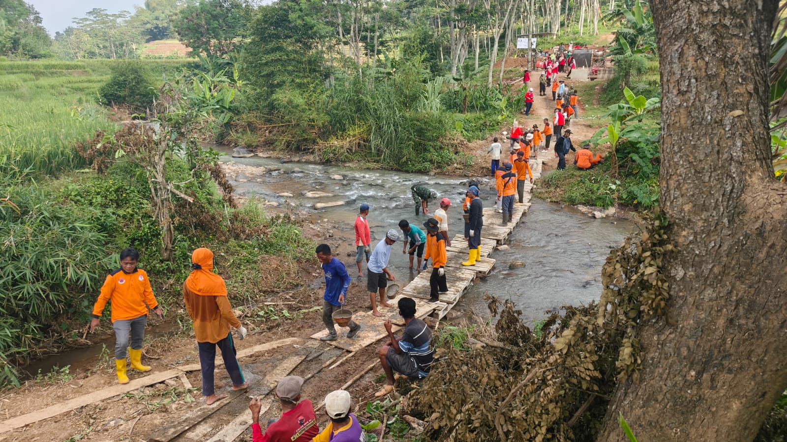 Warga dan TNI bergotong royong mempercepat pembangunan Jembatan Garuda di Girimarto, Wonogiri.