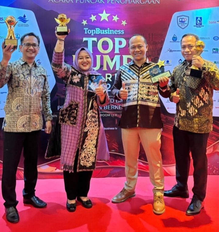 Keterangan Foto: Direktur Utama PT BPR BKK Purwodadi saat menerima penghargaan Bintang 5 di TOP BUMD Awards 2026 di Jakarta.