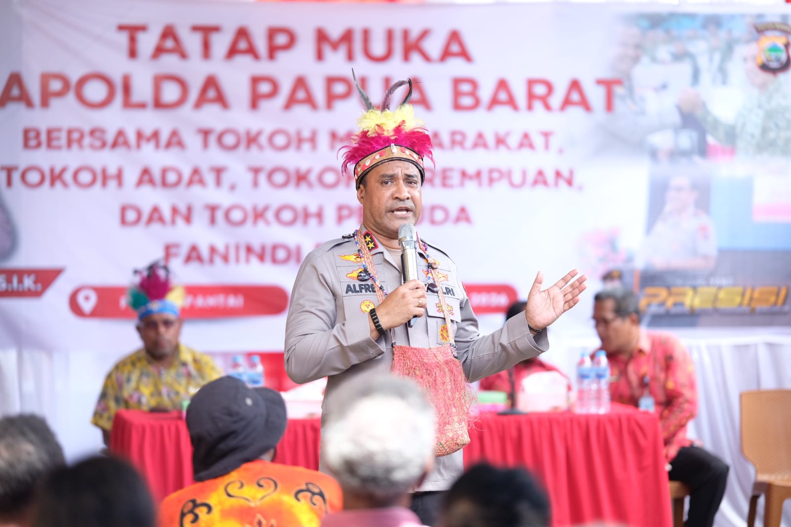 Keterangan foto: Warga Fanindi Pantai antusias mengikuti layanan kesehatan gratis dan tatap muka bersama Kapolda Papua Barat