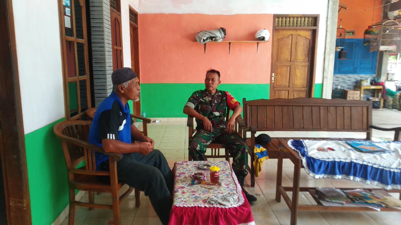 Keterangan foto: Babinsa Koramil Jatisrono melaksanakan komunikasi sosial bersama tokoh masyarakat untuk menjaga stabilitas dan kerukunan warga.