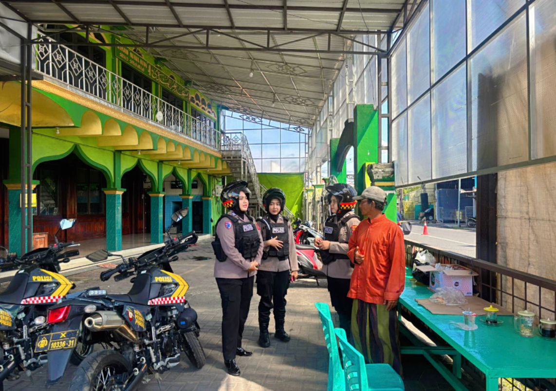 Keterangan Foto: Polwan Jenggala Presisi saat patroli di kawasan perumahan Sidoarjo.