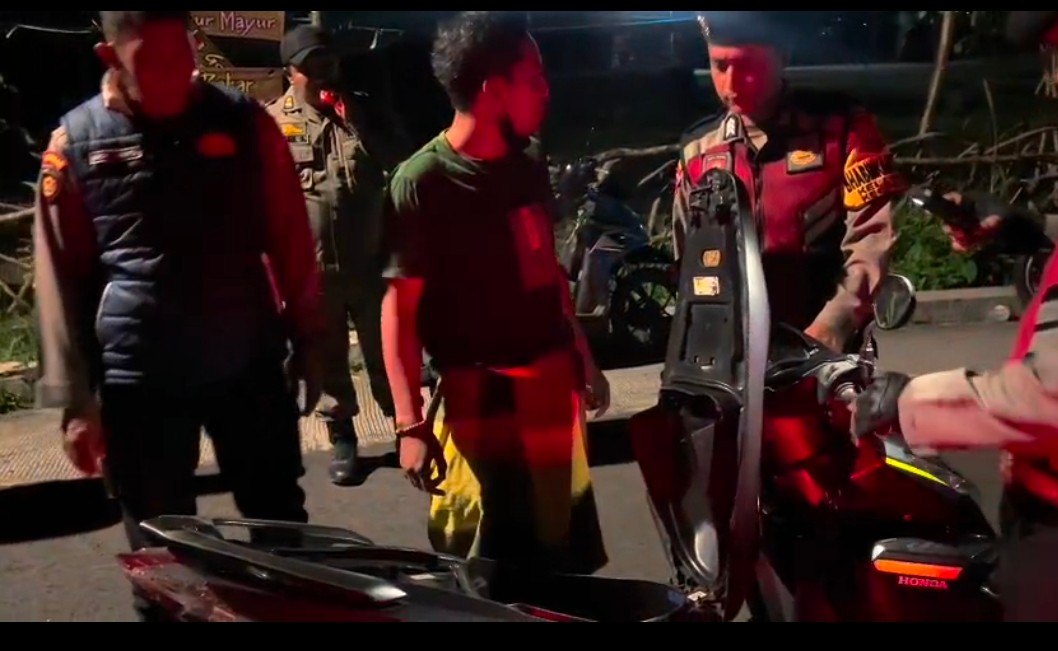 Keterangan Foto: Petugas Polres Pasuruan saat patroli malam di jalur rawan Prigen