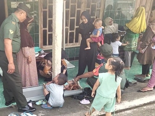 Babinsa Miri dampingi posyandu balita dan lansia di Sragen.