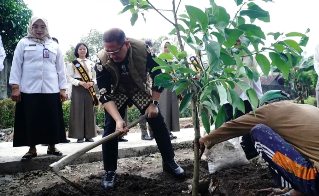 Keterangan Foto: Kadindik Jatim menanam pohon alpukat bersama siswa SMAN 1 Blitar dalam aksi hijau di sekolah.