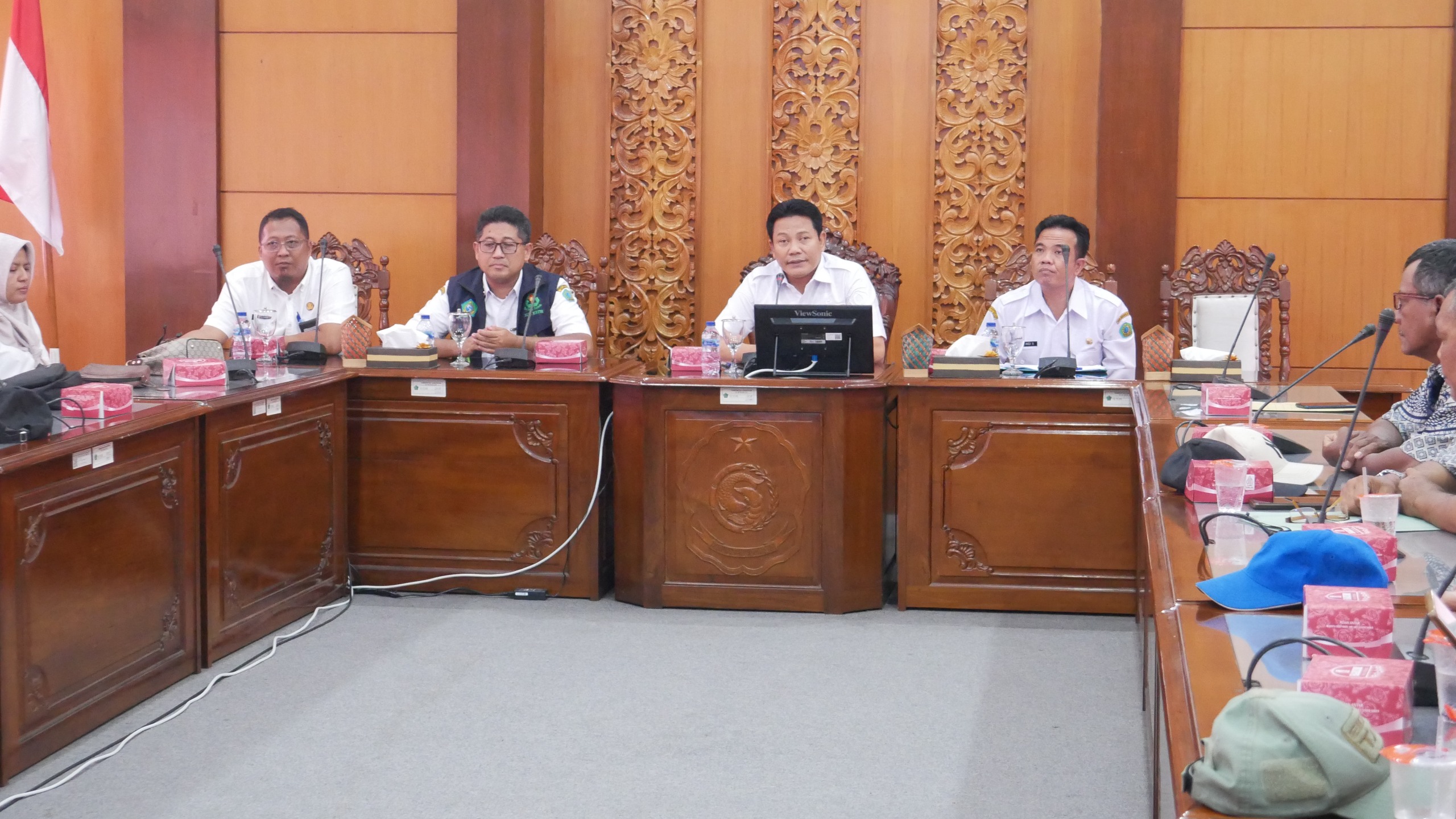 Bupati Subandi menegaskan pengawasan ketat pengelolaan sampah saat rapat bersama DLHK Sidoarjo.