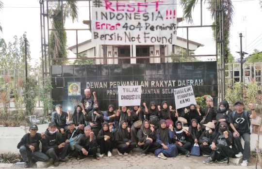 Warga Sidomulyo demo di DPRD Kalsel tolak penggusuran.