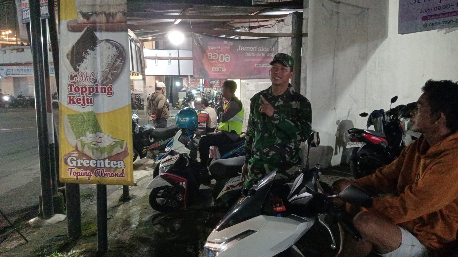 Anggota Koramil 16 Karanggede patroli malam di Boyolali untuk menjaga keamanan wilayah.