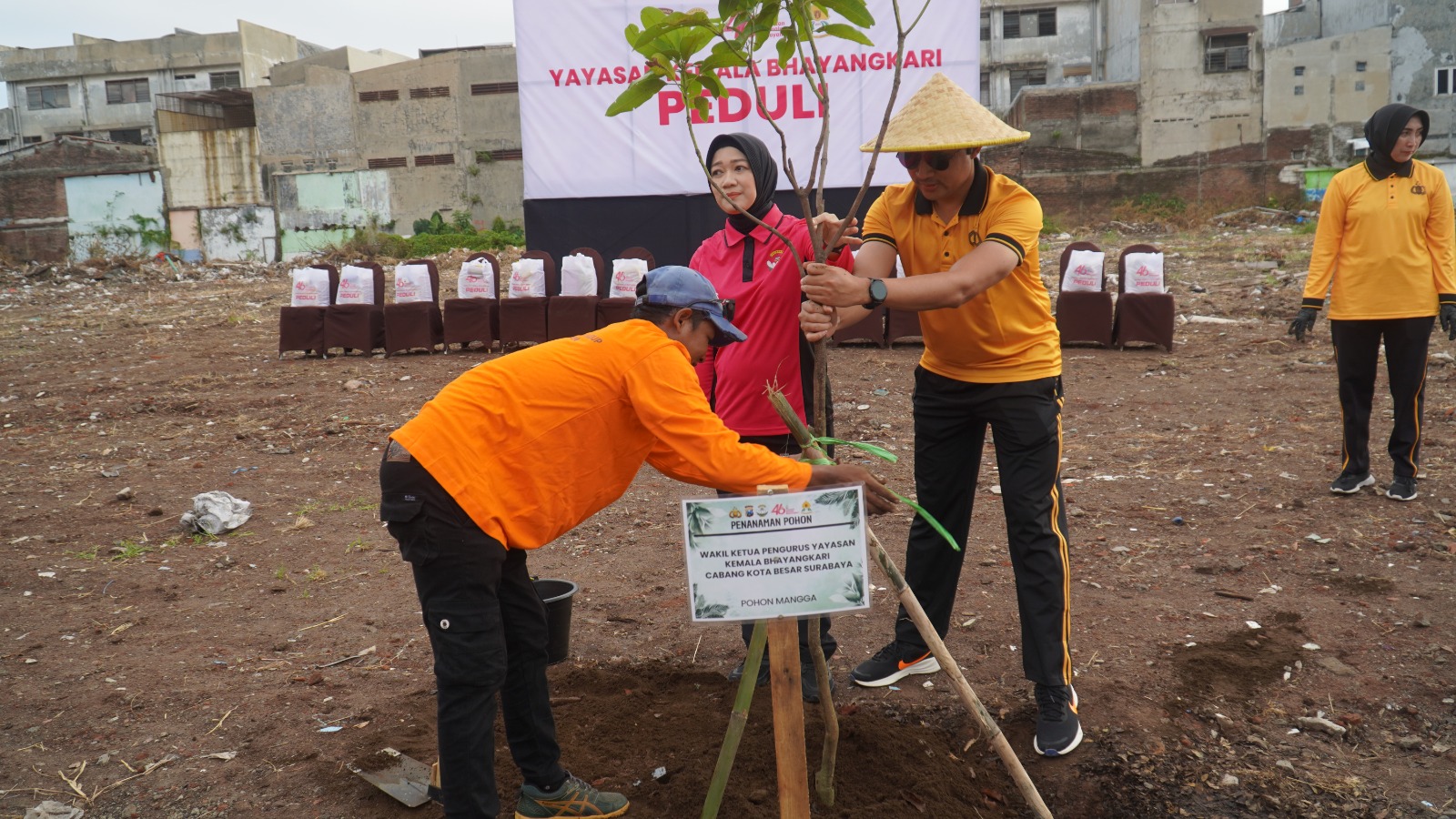 Bhayangkari Polrestabes Surabaya menanam pohon di Asrama Koblen, Surabaya, untuk mendukung lingkungan sehat dan hijau.