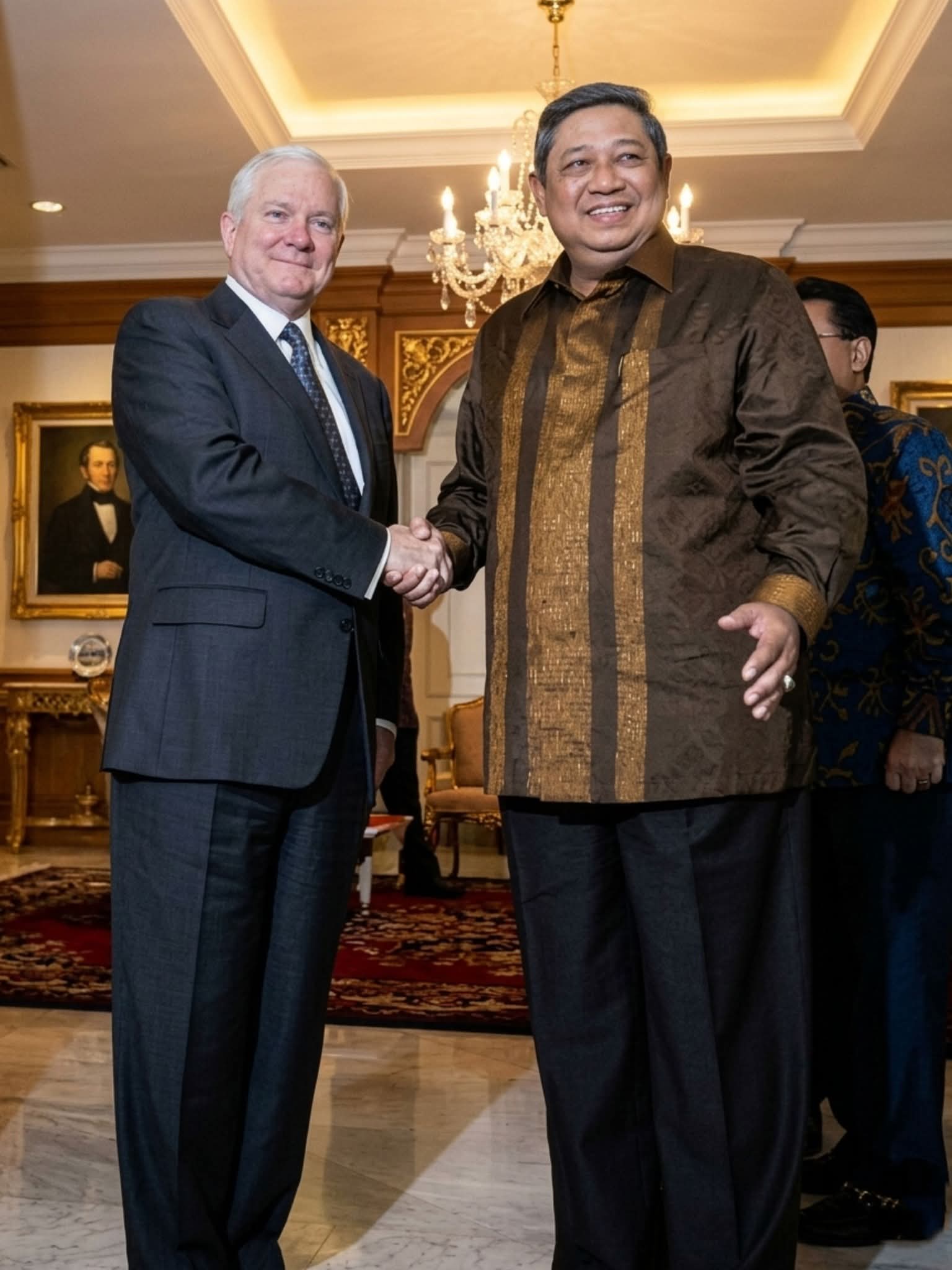 Presiden Susilo Bambang Yudhoyono berjabat tangan dengan Robert Gates di Istana Presiden Jakarta, menandai pemulihan kerja sama militer Indonesia–AS.