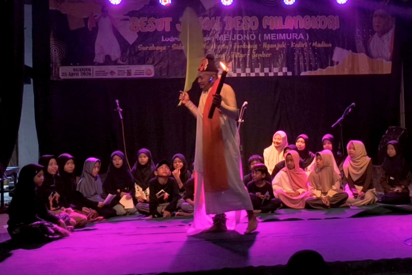 Anak-anak tampil membaca puisi dalam pentas Ludruk Besutan Sambang Putu di Sanggar Ilalang, Nganjuk.