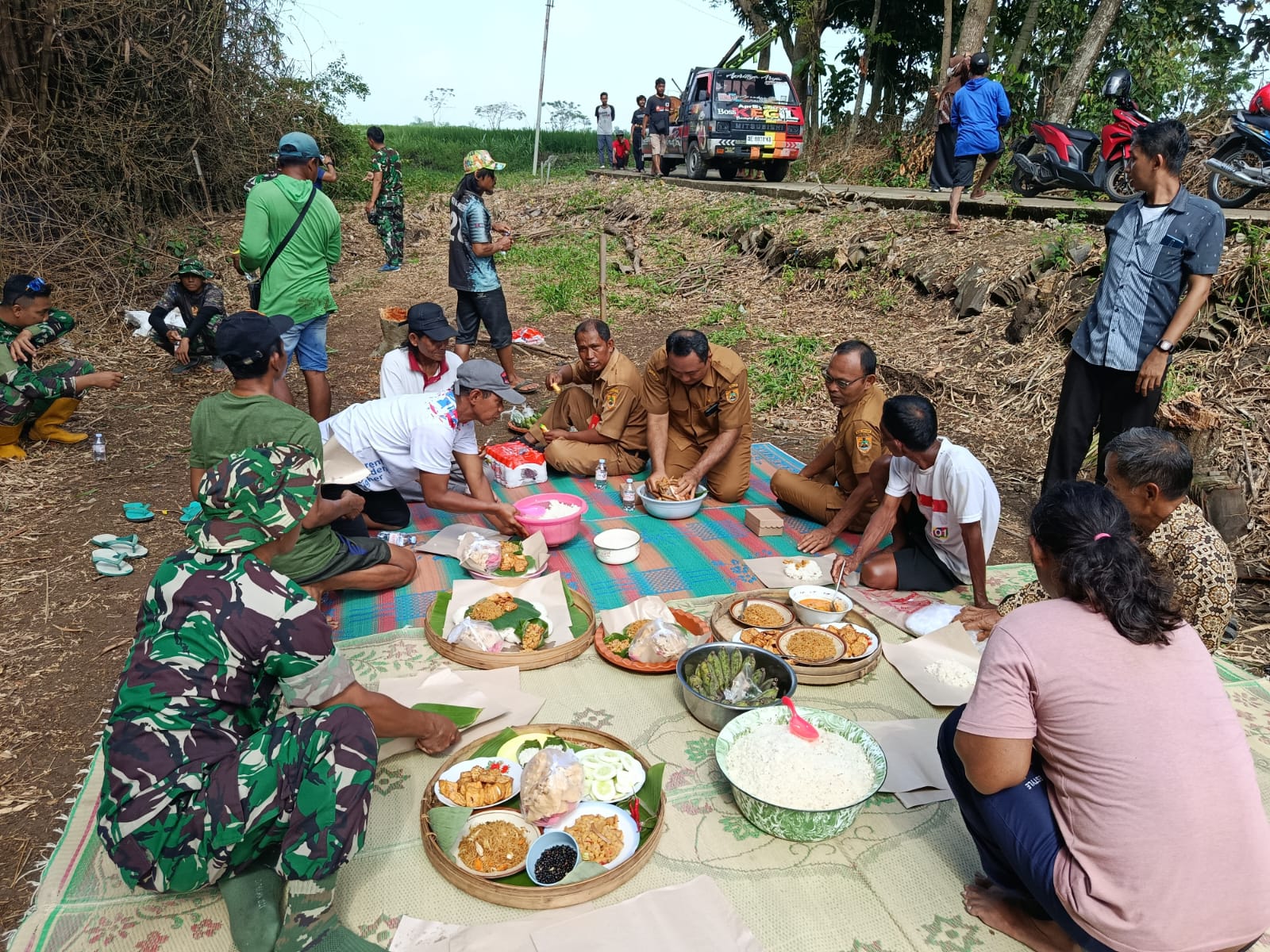 Warga dan TNI menggelar selamatan sebagai tanda dimulainya pembangunan sumur bor TMMD di Sragen, Jawa Tengah.