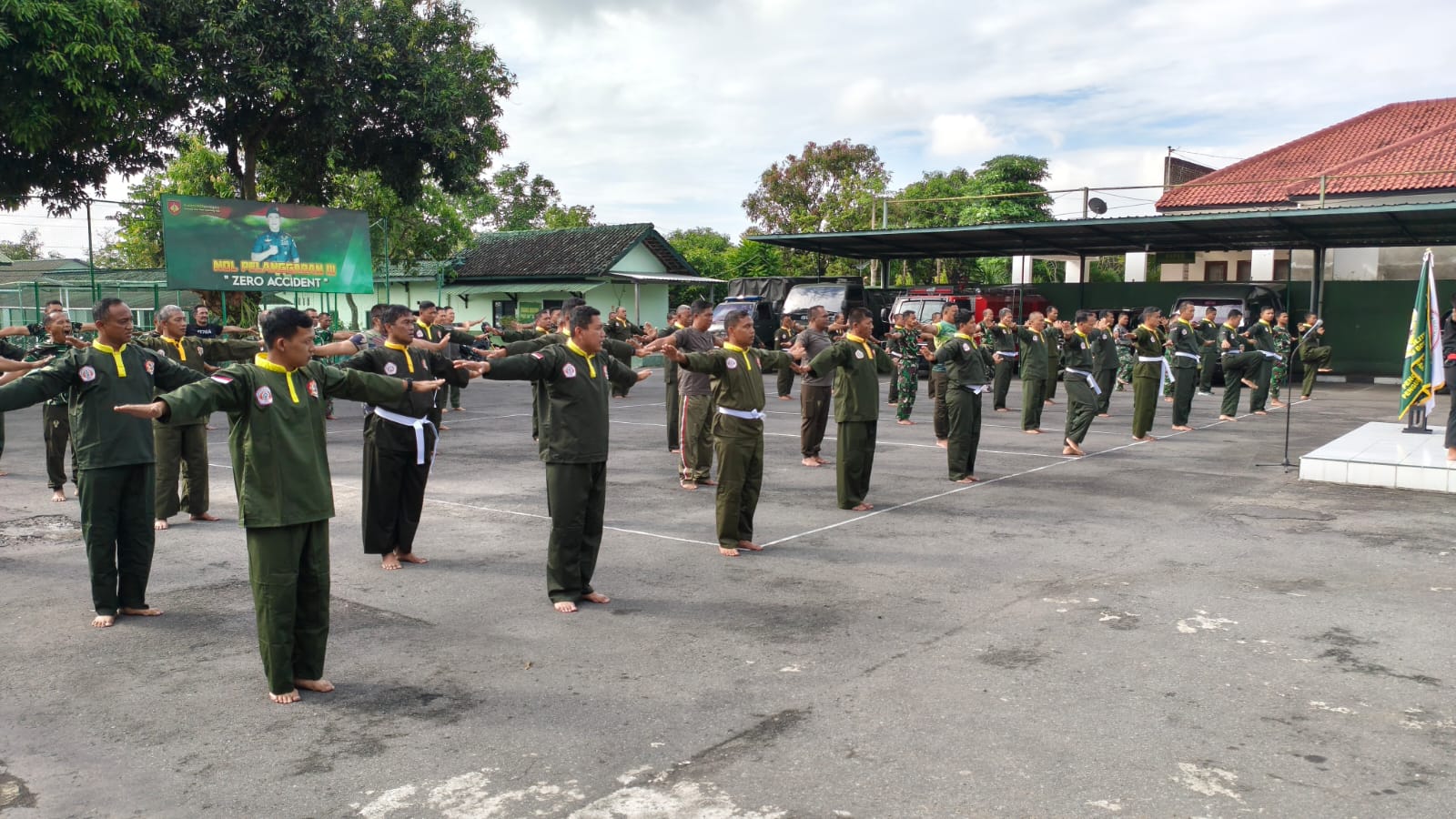 Prajurit Kodim 0724/Boyolali melaksanakan latihan Pencak Silat Militer untuk mengasah kemampuan tempur jarak dekat di lapangan Makodim.