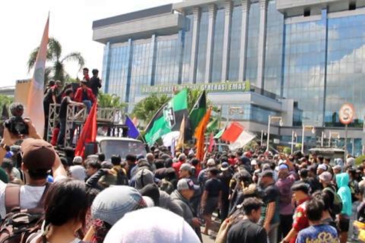 Ribuan warga di Samarinda menggelar aksi protes yang mendorong Gubernur Kaltim menghentikan keterlibatan keluarga dalam pemerintahan.