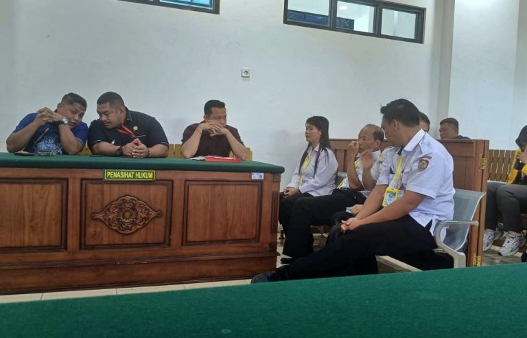 Sidang kasus pengadaan smartboard Rp851 miliar di PN Palangka Raya masih tahap administrasi dan belum masuk pembuktian.