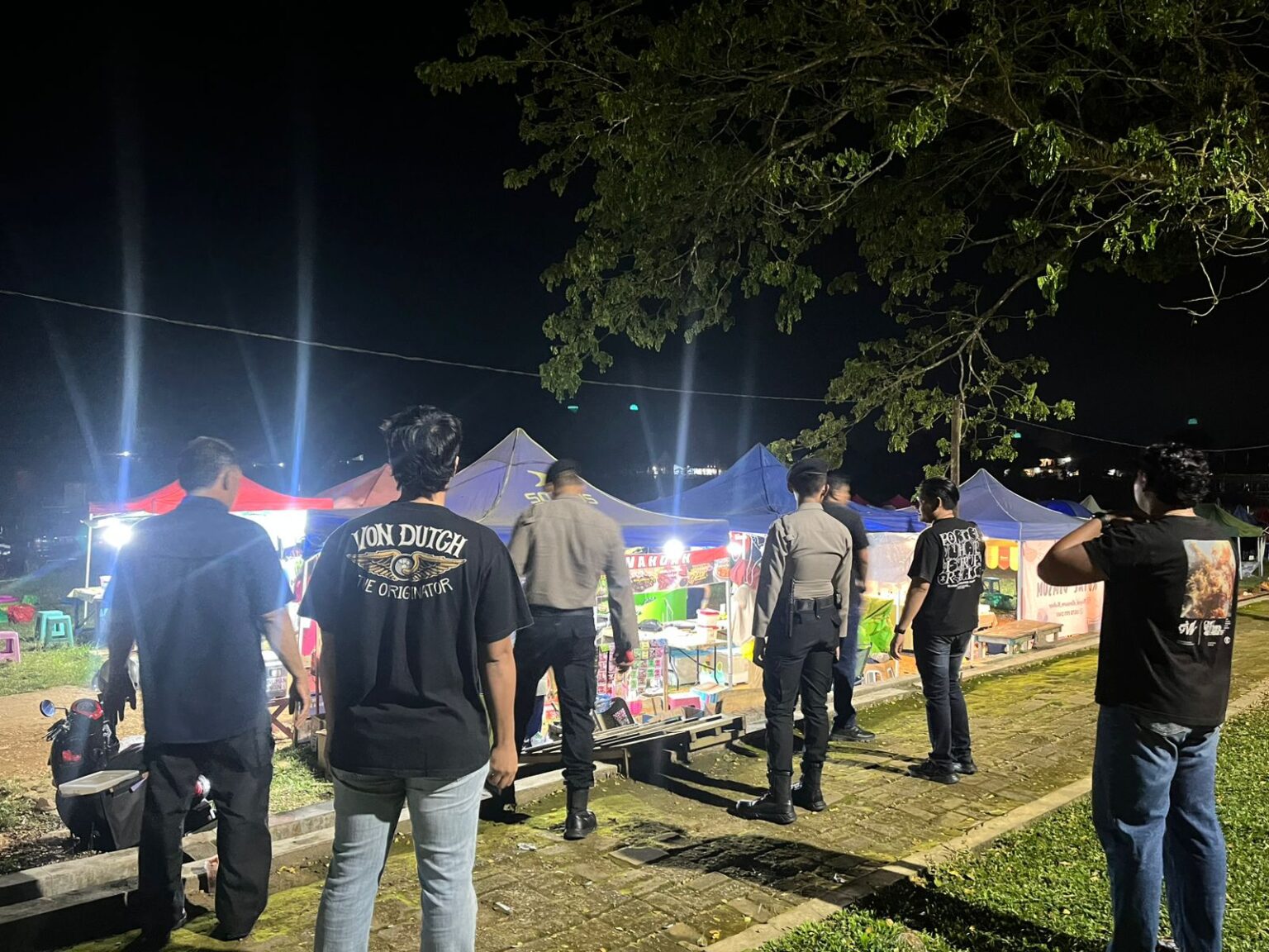 Personel Polres Kutai Barat melaksanakan patroli KRYD di pusat keramaian untuk menjaga keamanan dan ketertiban masyarakat.
