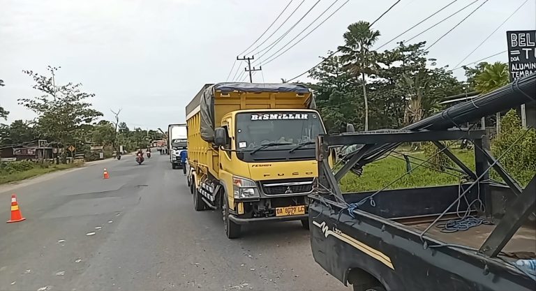 Truk ODOL melintas di jalan Kalimantan Selatan, memicu kerusakan infrastruktur dan meningkatkan risiko kecelakaan.
