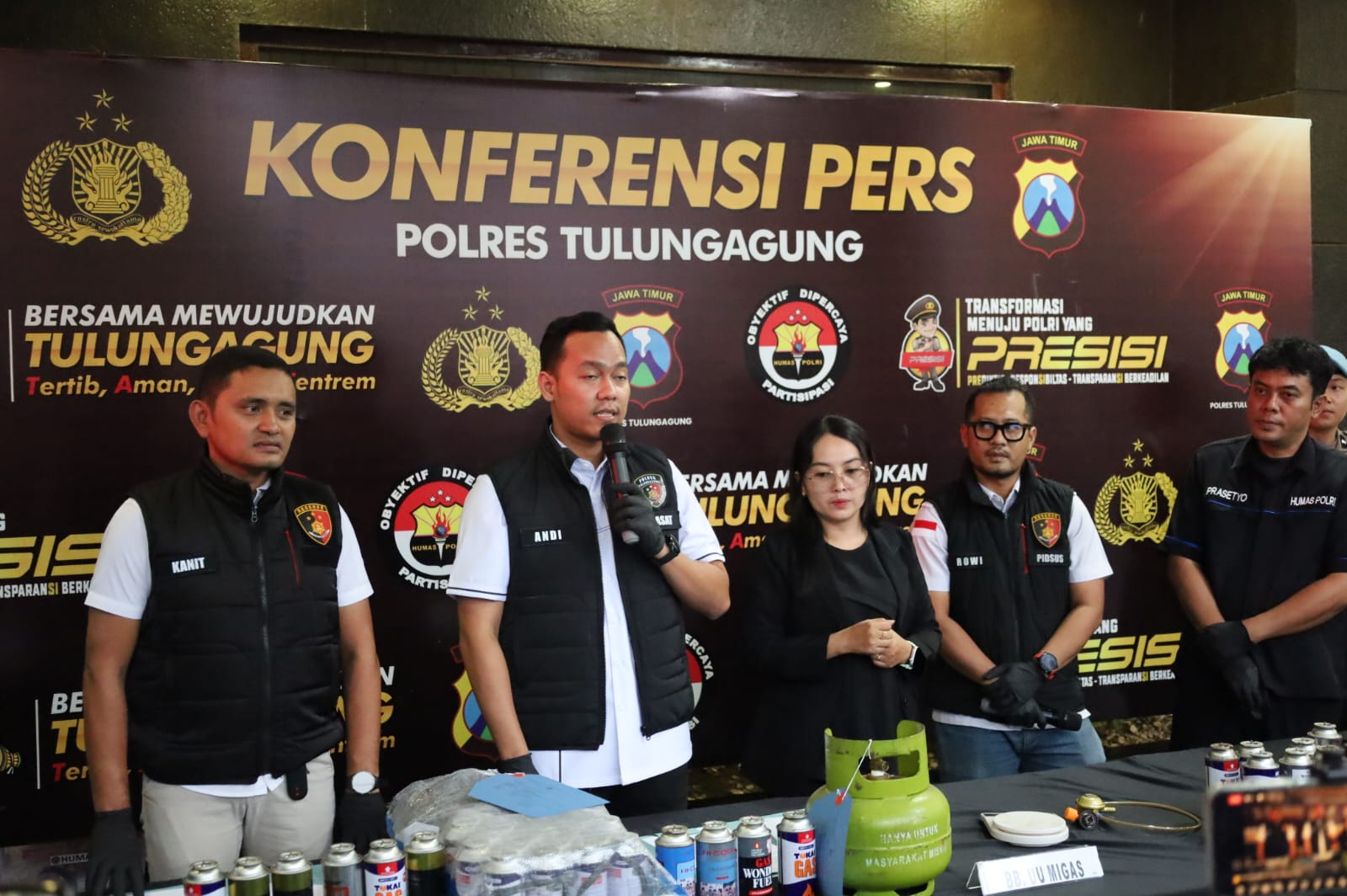Polisi Tulungagung mengamankan pelaku dan barang bukti kasus isi ulang ilegal LPG subsidi.