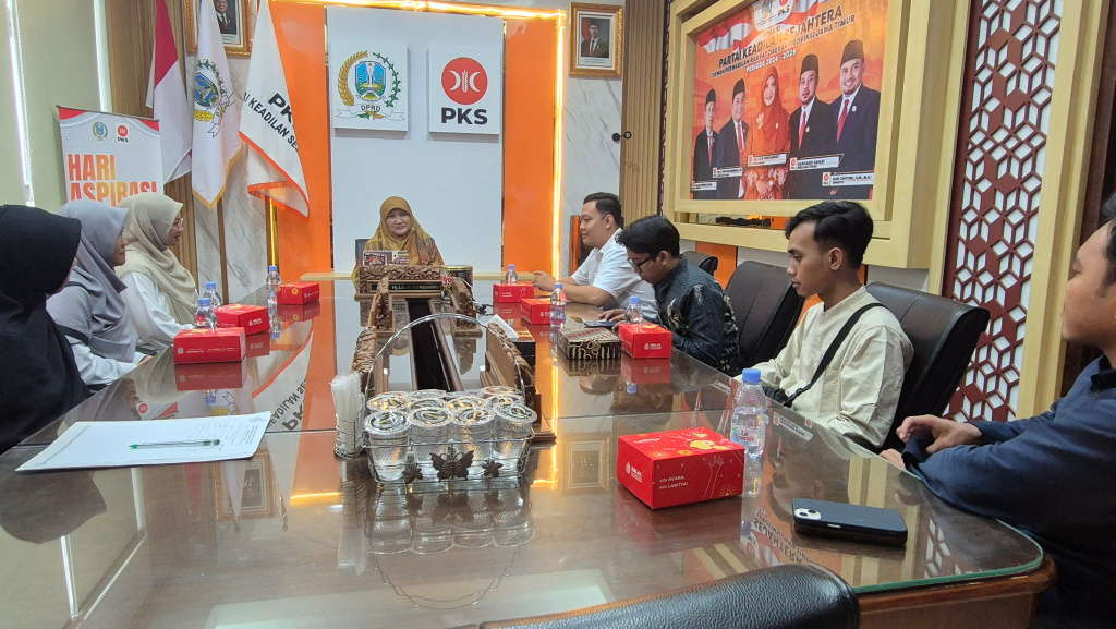 Keterangan foto:Pengurus Kesatuan Aksi Mahasiswa Muslim Indonesia Jatim bertemu Fraksi PKS DPRD Jawa Timur membahas kaderisasi dan kesiapan calon legislator muda.