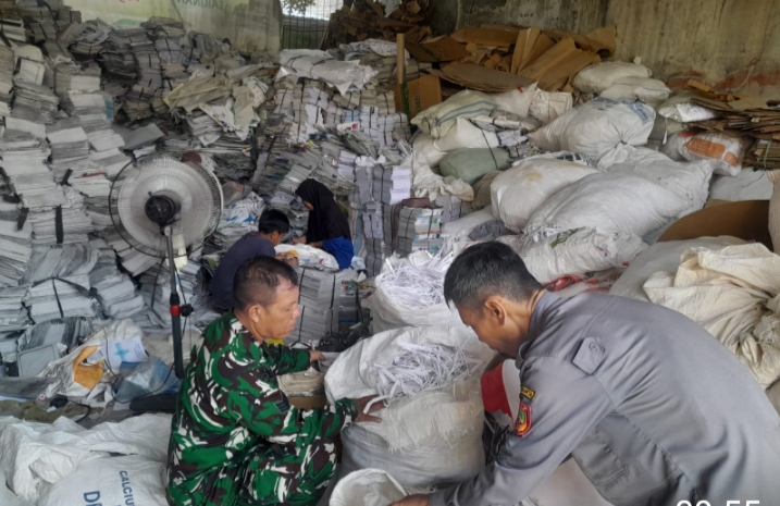 Keterangan foto:Warga Serengan kelola bank sampah, Babinsa dampingi.