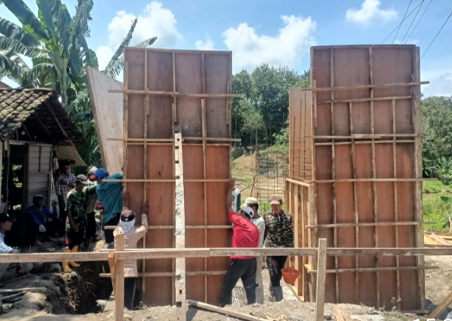 Keterangan foto:Pekerja pasang begisting Jembatan Garuda jelang pengecoran.
