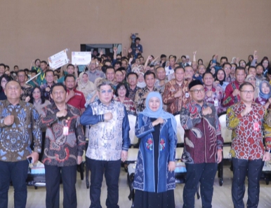 Khofifah Indar Parawansa dorong siswa LKS Jatim siap kerja dan bersaing global.