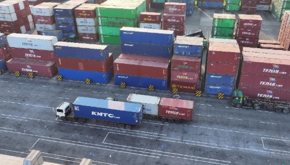 Keterangan Foto: Aktivitas bongkar muat di Terminal Teluk Lamong yang mencerminkan pertumbuhan kinerja logistik awal 2026.