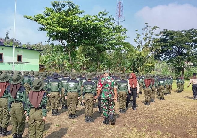 Keterangan Foto: Babinsa Andong memantau langsung pembangunan KDKMP di Desa Semawung untuk memastikan kualitas dan ketepatan waktu proyek.