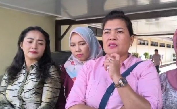 Keterangan Foto: Korban dugaan penipuan di Padangsidimpuan mendatangi DPR RI di Senayan untuk mencari keadilan.