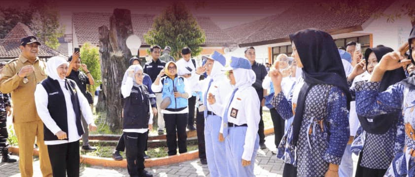 Keterangan Foto: Siswa menyimpan HP di tempat khusus saat jam pelajaran sebagai bagian dari kebijakan pembatasan gadget di sekolah Jatim.