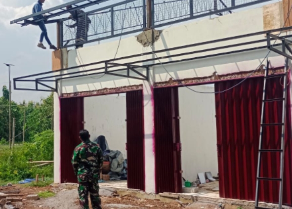 Keterangan foto: Babinsa Koramil Nguntoronadi saat memantau pembangunan KDKMP di Desa Gebang, Wonogiri, untuk memastikan pekerjaan berjalan lancar.