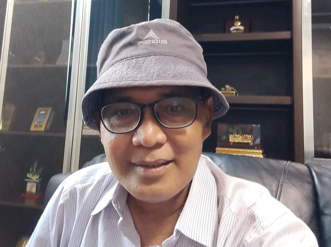 Keterangan foto: M. Isa Ansori menyampaikan pandangan tentang pentingnya menghidupkan kembali ekosistem kebudayaan di Surabaya.