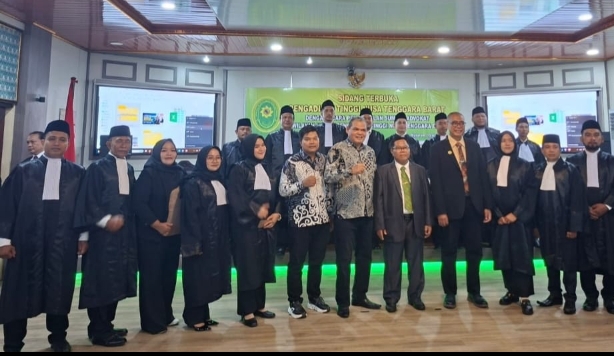 Keterangan Foto: Ketua Umum DePA-RI Luthfi Yazid saat menyampaikan sikap terkait polemik “War Tiket Haji” di NTB.