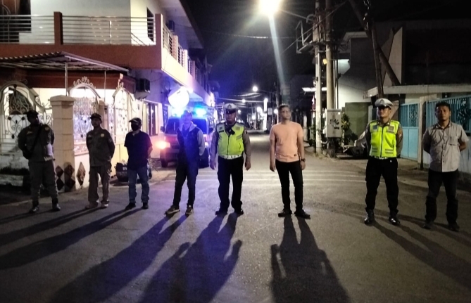 Patroli gabungan Polsek Semampir dan Satpol PP saat menyisir wilayah rawan di Surabaya.