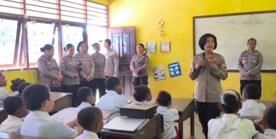 Polwan Polda Papua Barat bagikan tas sekolah di Manokwari.