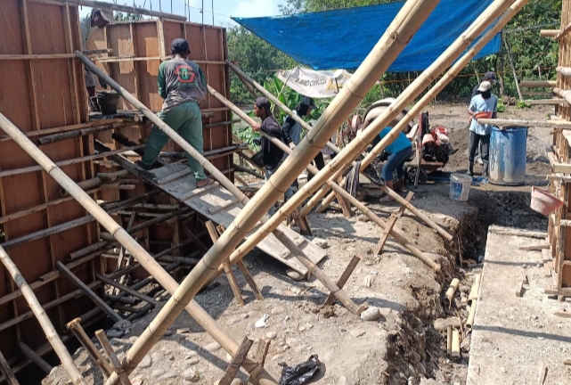 Pengecoran tiang angkur Jembatan Gantung Garuda di Desa Bolo.