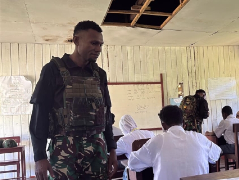 Satgas Yonif 763/SBA mengawal ujian sekolah di Kokoda, siswa mengikuti ujian dengan tenang.