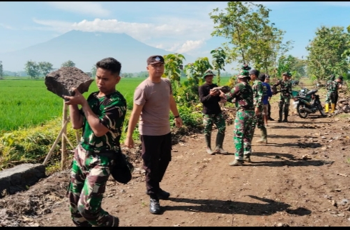 Danramil Karangmalang pimpin estafet batu bersama warga percepat pembangunan jalan TMMD di Sragen.