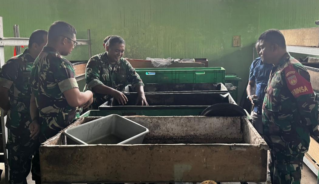 Personel Kodim 0735/Surakarta edukasi warga kelola sampah untuk kurangi beban TPA Putri Cempo.