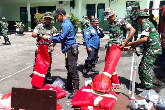 Anggota Kodim 0724/Boyolali praktik teknik pemadaman api dalam pelatihan BPBD.