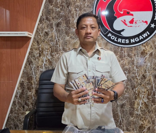 Keterangan foto: Polisi amankan tersangka dan ratusan obat keras ilegal di Ngawi.