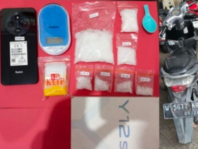 Polisi dari Polres Pasuruan menunjukkan barang bukti sabu seberat 118 gram dalam konferensi pers di Pasuruan.