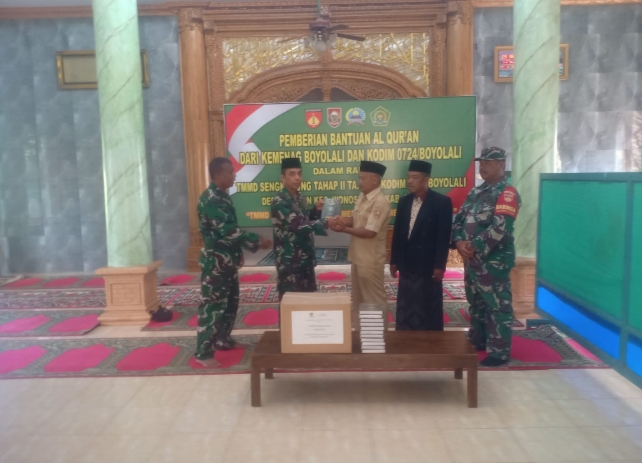 Satgas Kodim 0724 Boyolali bersama Kementerian Agama Kabupaten Boyolali menyerahkan bantuan Al-Qur’an kepada warga di Boyolali.