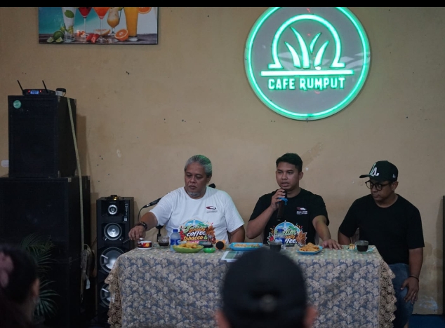 Panitia UMKM FES 2026 saat konferensi pers di Jember, memaparkan kesiapan acara yang telah mencapai 80 persen.