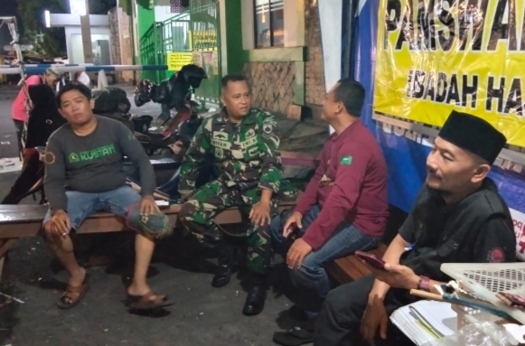 Keterangan foto: Babinsa Ngemplak saat patroli malam dan komsos bersama warga di Pos Pam Swakarsa Asrama Haji Donohudan.